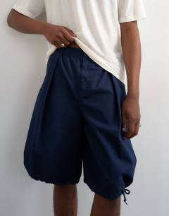 Model wearing Balloon fit ripstop short in navy