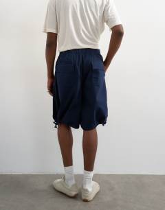 Model wearing Balloon fit ripstop short in navy