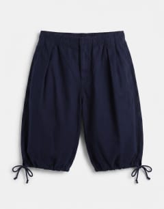Model wearing Balloon fit ripstop short in navy