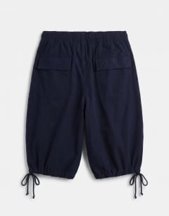 Model wearing Balloon fit ripstop short in navy
