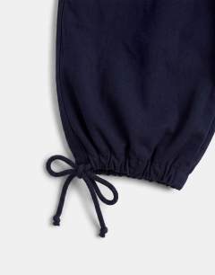 Model wearing Balloon fit ripstop short in navy