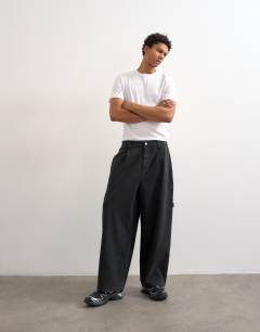 Model wearing Barrel twill carpenter in black