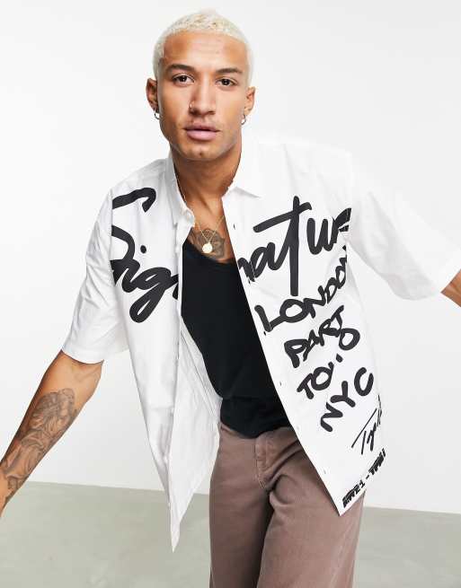Topman – Biała koszula z tekstowym wzorem logo 