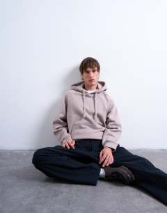 Model wearing Boxy fit hoodie in mink