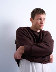 Model wearing Boxy fit raglan sweatshirt in brown