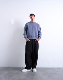 Model wearing Boxy fit raglan sweatshirt in mid blue