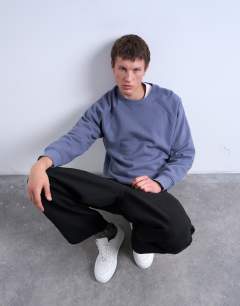 Model wearing Boxy fit raglan sweatshirt in mid blue
