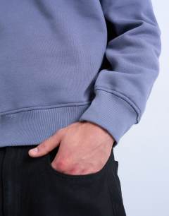 Model wearing Boxy fit raglan sweatshirt in mid blue