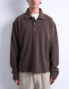 Model wearing Boxy fit waffle polo sweat in brown