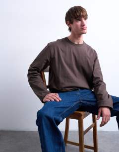 Model wearing Boxy oversized long sleeve t-shirt in brown