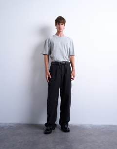 Model wearing Boxy oversized t-shirt in grey marl