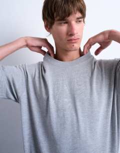 Model wearing Boxy oversized t-shirt in grey marl
