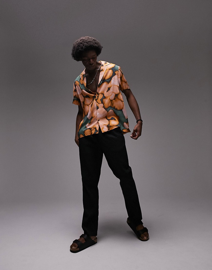 topman - camicia a maniche corte vestibilità classica con scollo a v profondo, rever e stampa effetto inchiostro multicolore
