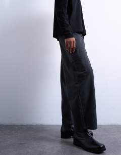 Model wearing Canvas barrel cargo trouser in washed black