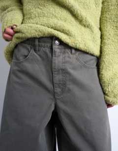 Model wearing Canvas barrel trouser in khaki