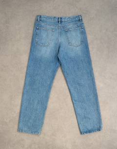 Model wearing Circular design rigid straight jean in mid wash