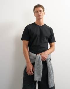 Classic fit crop t-shirt in black