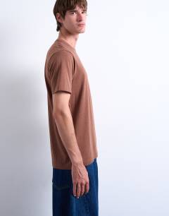 Model wearing Classic fit lightweight t-shirt in brown