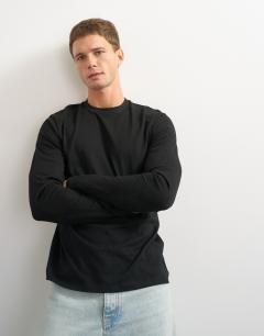 Model wearing Classic fit long sleeve t-shirt in black