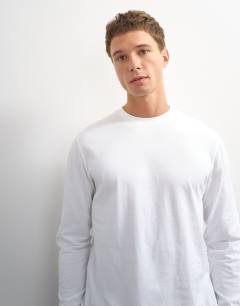 Model wearing Classic fit long sleeve t-shirt in white