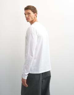 Model wearing Classic fit long sleeve t-shirt in white