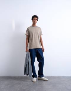 Model wearing Classic fit short sleeve t-shirt in beige houndstooth