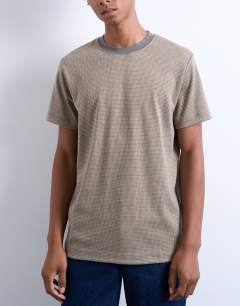 Model wearing Classic fit short sleeve t-shirt in beige houndstooth