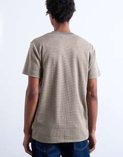 Model wearing Classic fit short sleeve t-shirt in beige houndstooth
