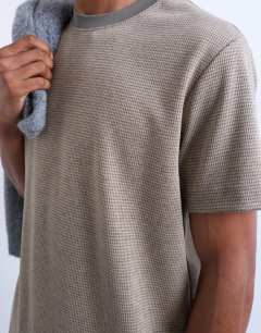 Model wearing Classic fit short sleeve t-shirt in beige houndstooth