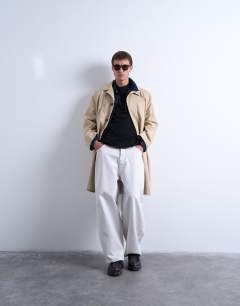 Model wearing Classic fit t-shirt in black