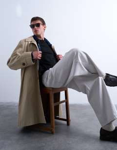 Model wearing Classic fit t-shirt in black