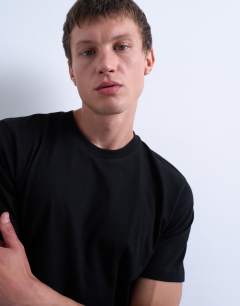 Model wearing Classic fit t-shirt in black