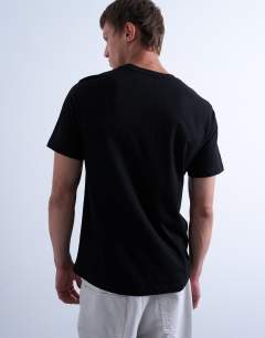 Model wearing Classic fit t-shirt in black
