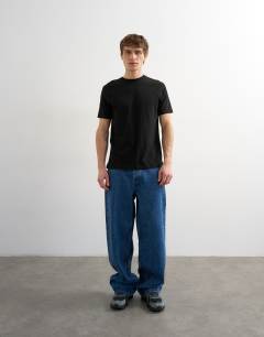 Model wearing Classic fit t-shirt in black