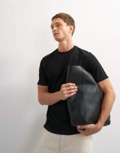 Model wearing Classic fit t-shirt in black