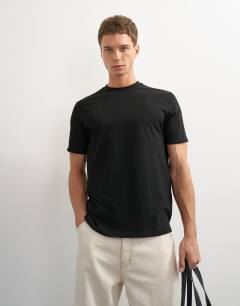 Model wearing Classic fit t-shirt in black