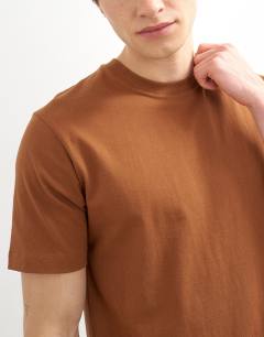 Model wearing Classic fit t-shirt in brown 