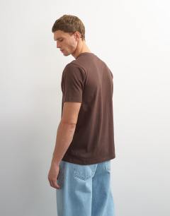 Model wearing Classic fit t-shirt in brown