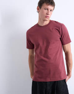Model wearing Classic fit t-shirt in burgundy