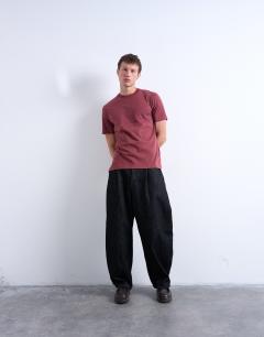 Model wearing Classic fit t-shirt in burgundy