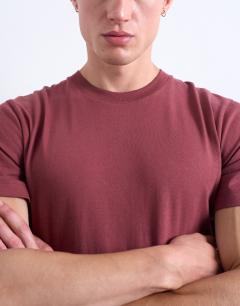 Model wearing Classic fit t-shirt in burgundy