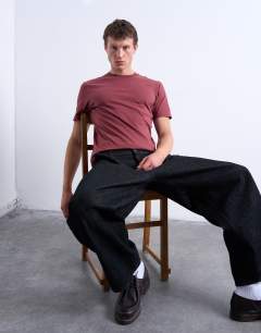 Model wearing Classic fit t-shirt in burgundy