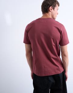 Model wearing Classic fit t-shirt in burgundy