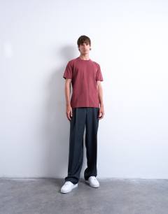 Model wearing Classic fit t-shirt in burgundy