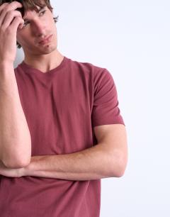 Model wearing Classic fit t-shirt in burgundy