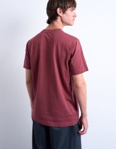 Model wearing Classic fit t-shirt in burgundy