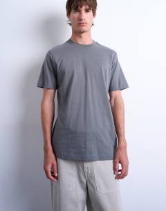 Model wearing Classic fit t-shirt in charcoal
