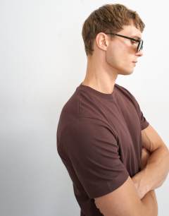 Model wearing Classic fit t-shirt in chocolate