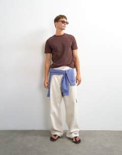 Model wearing Classic fit t-shirt in chocolate