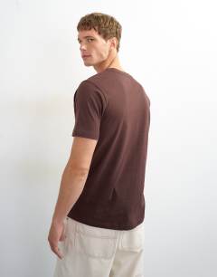 Model wearing Classic fit t-shirt in chocolate